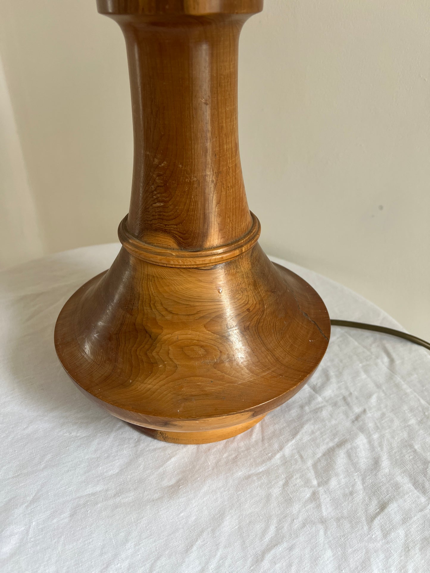 SOLID WOOD TABLE LAMP WITH SCOOPED BASE