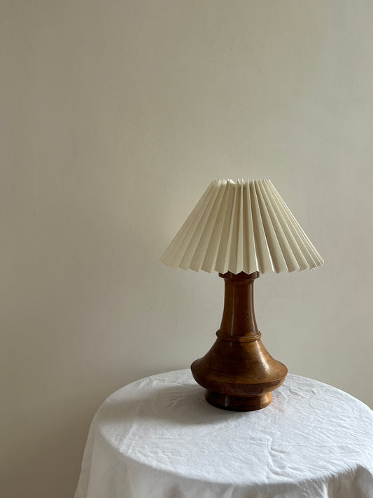SOLID WOOD TABLE LAMP WITH SCOOPED BASE