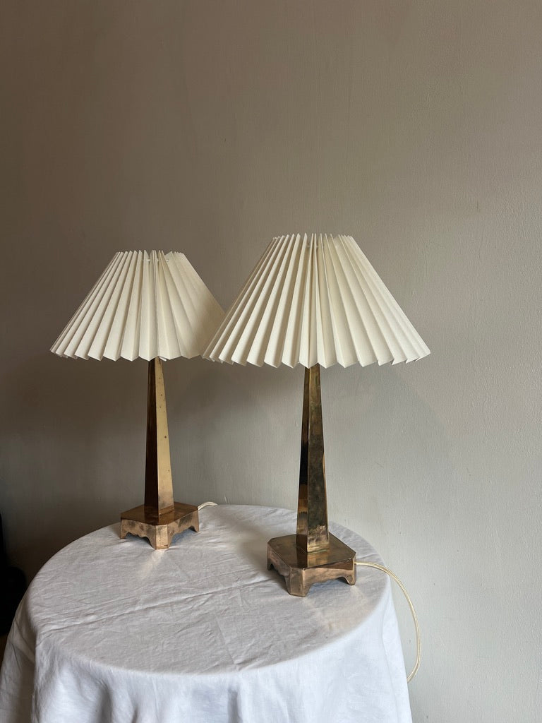 PAIR OF BRASS MID CENTURY BRASS LAMPS