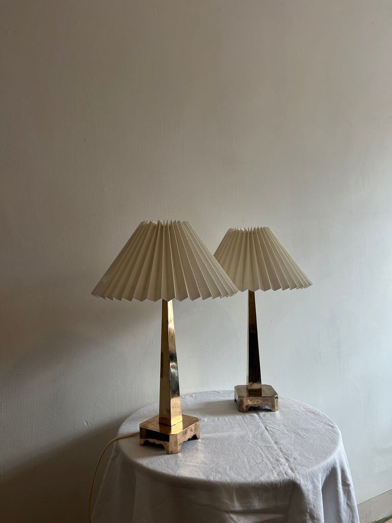 PAIR OF BRASS MID CENTURY BRASS LAMPS