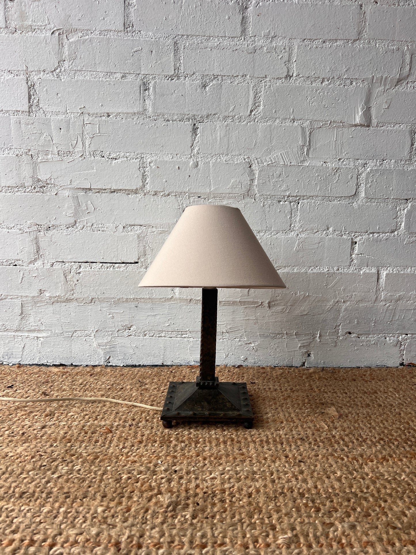SMALL HAMMERED TABLE LAMP