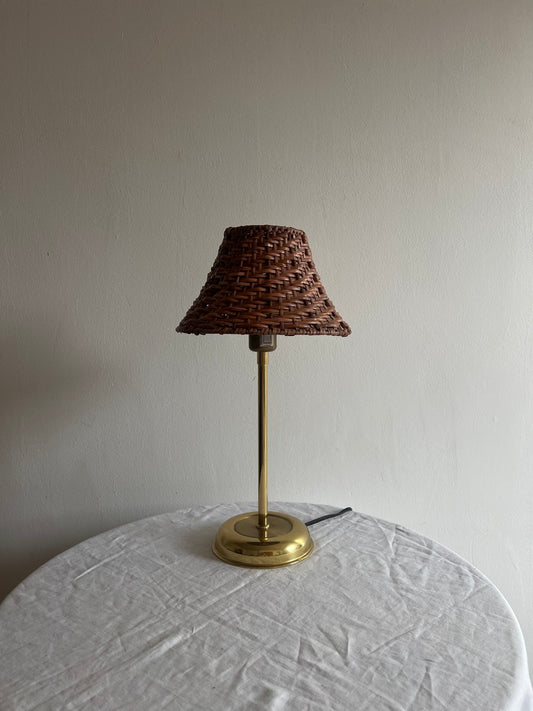 BRASS TABLE LAMP WITH RATTAN SHADE