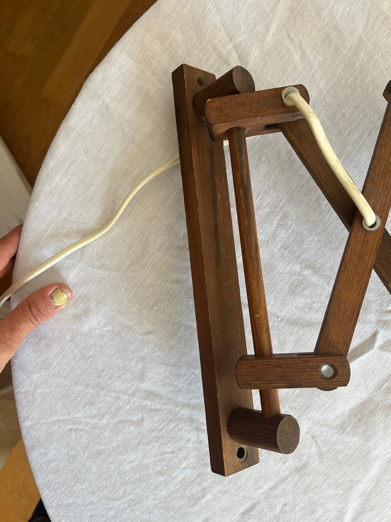 SCISSOR WALL LIGHT WITH SCALLOP SHADE