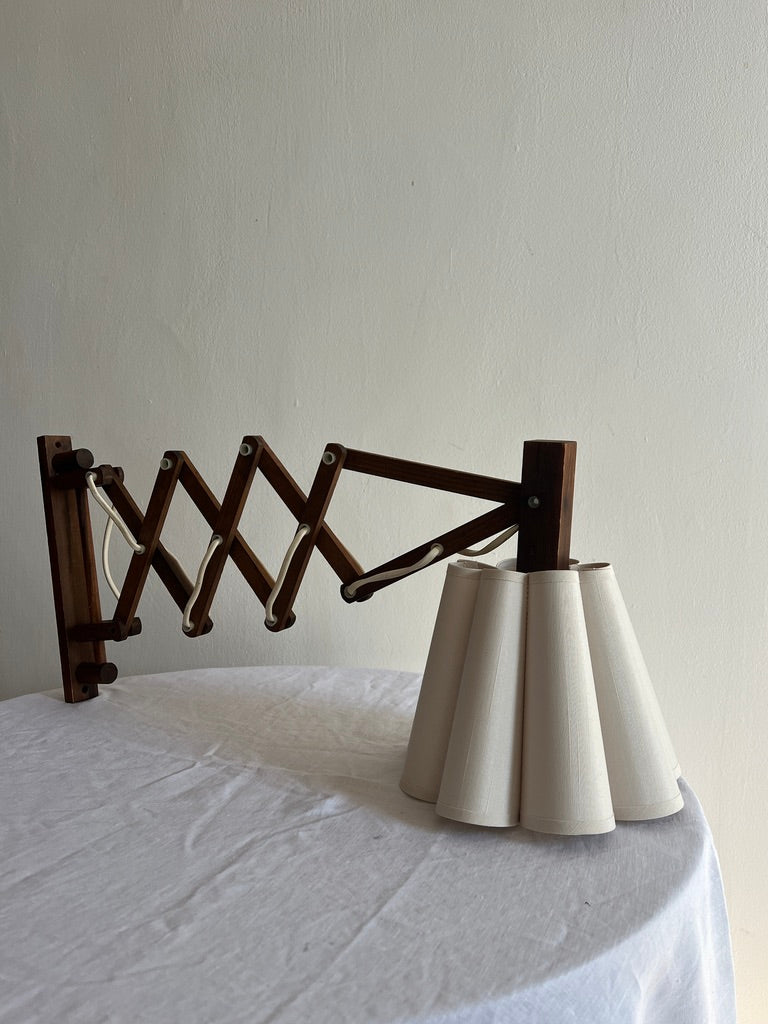 SCISSOR WALL LIGHT WITH SCALLOP SHADE