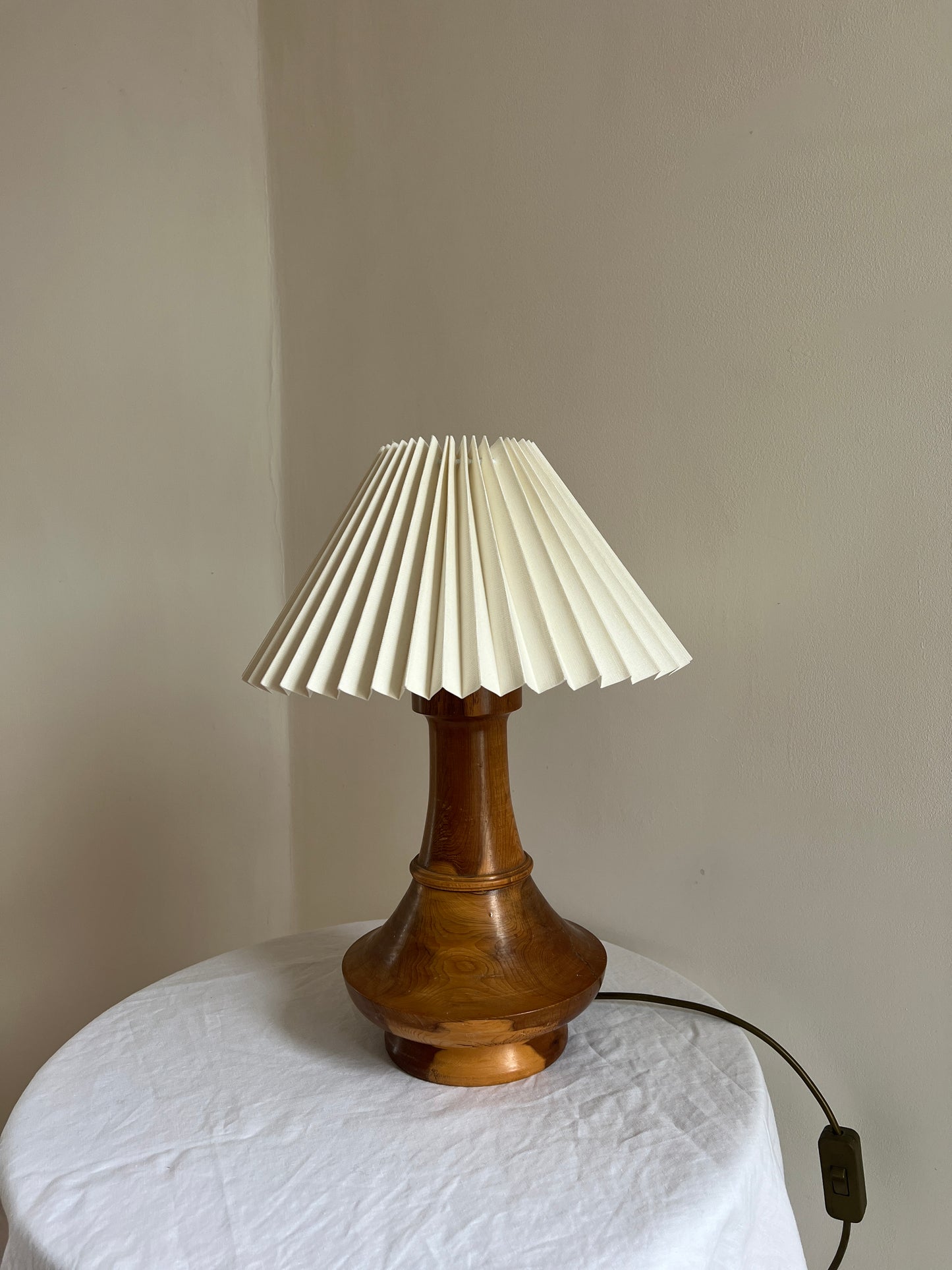 SOLID WOOD TABLE LAMP WITH SCOOPED BASE