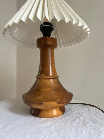 SOLID WOOD TABLE LAMP WITH SCOOPED BASE