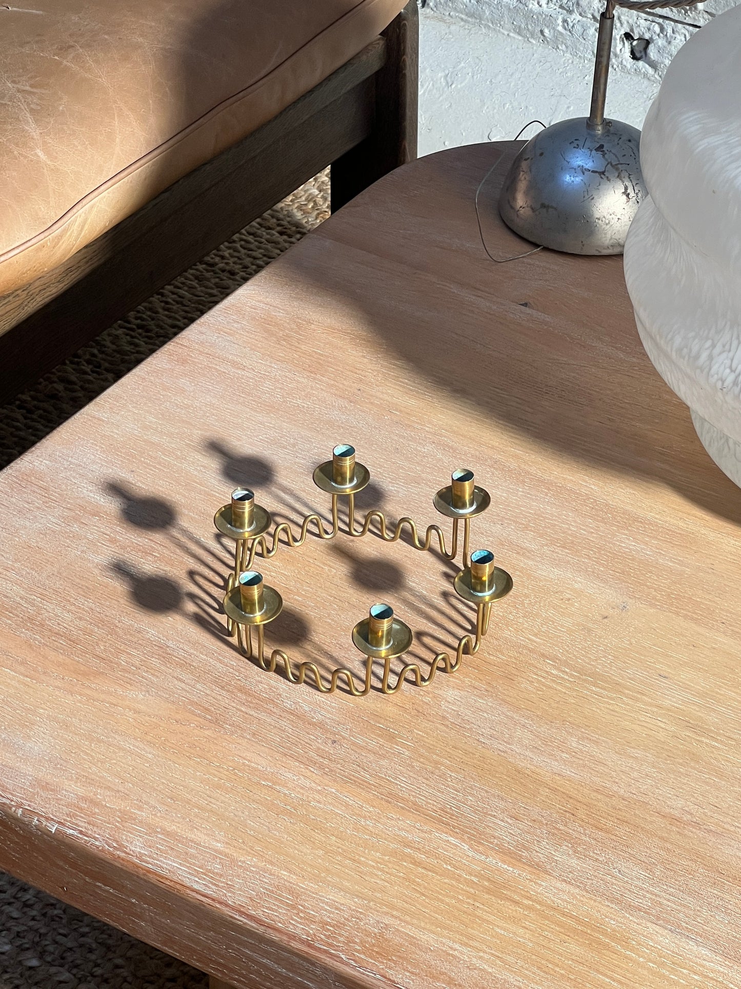 BRASS WIGGLE DECORATIVE CANDLE HOLDER