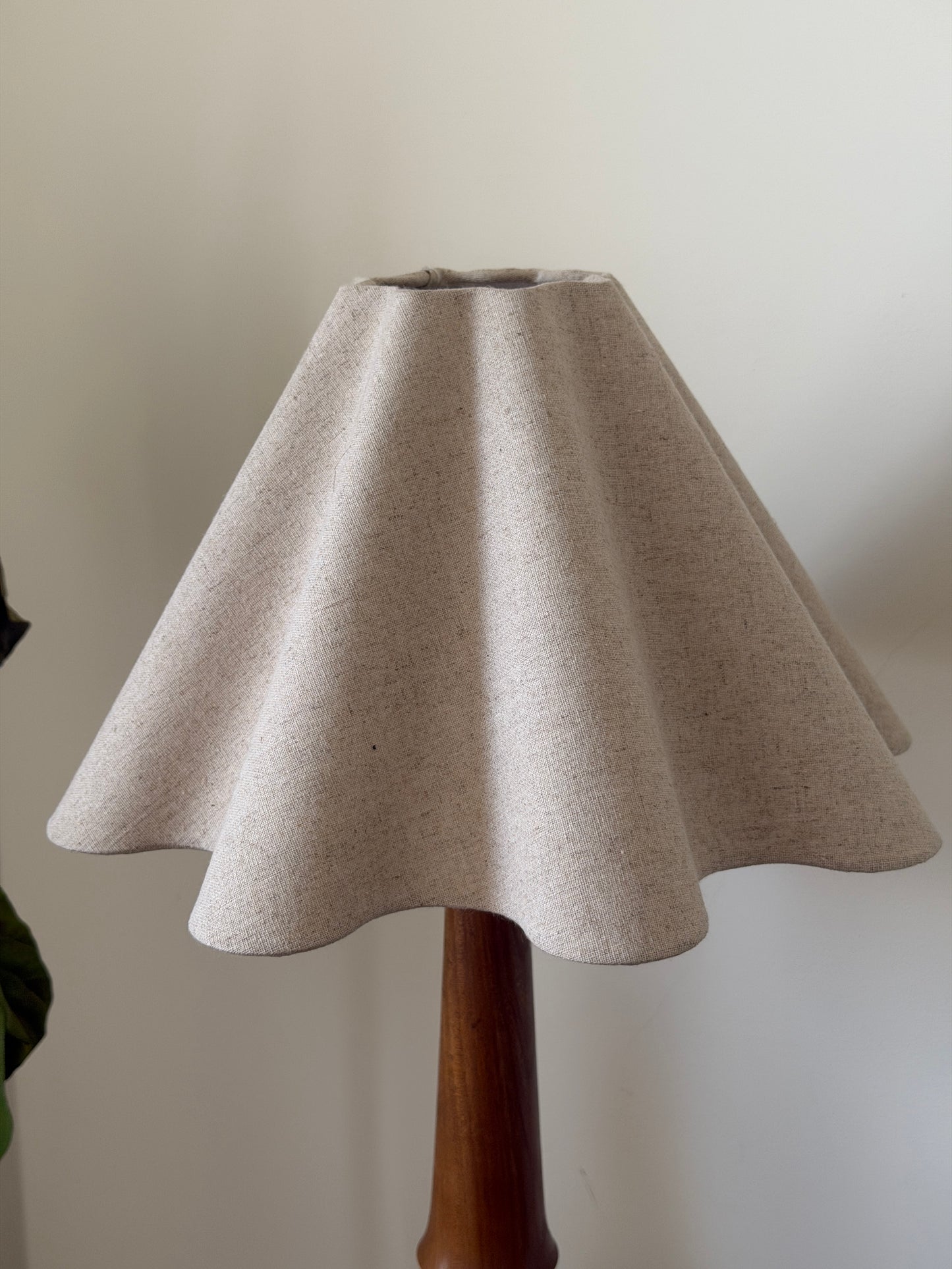 TURNED WOODEN TABLE LAMP