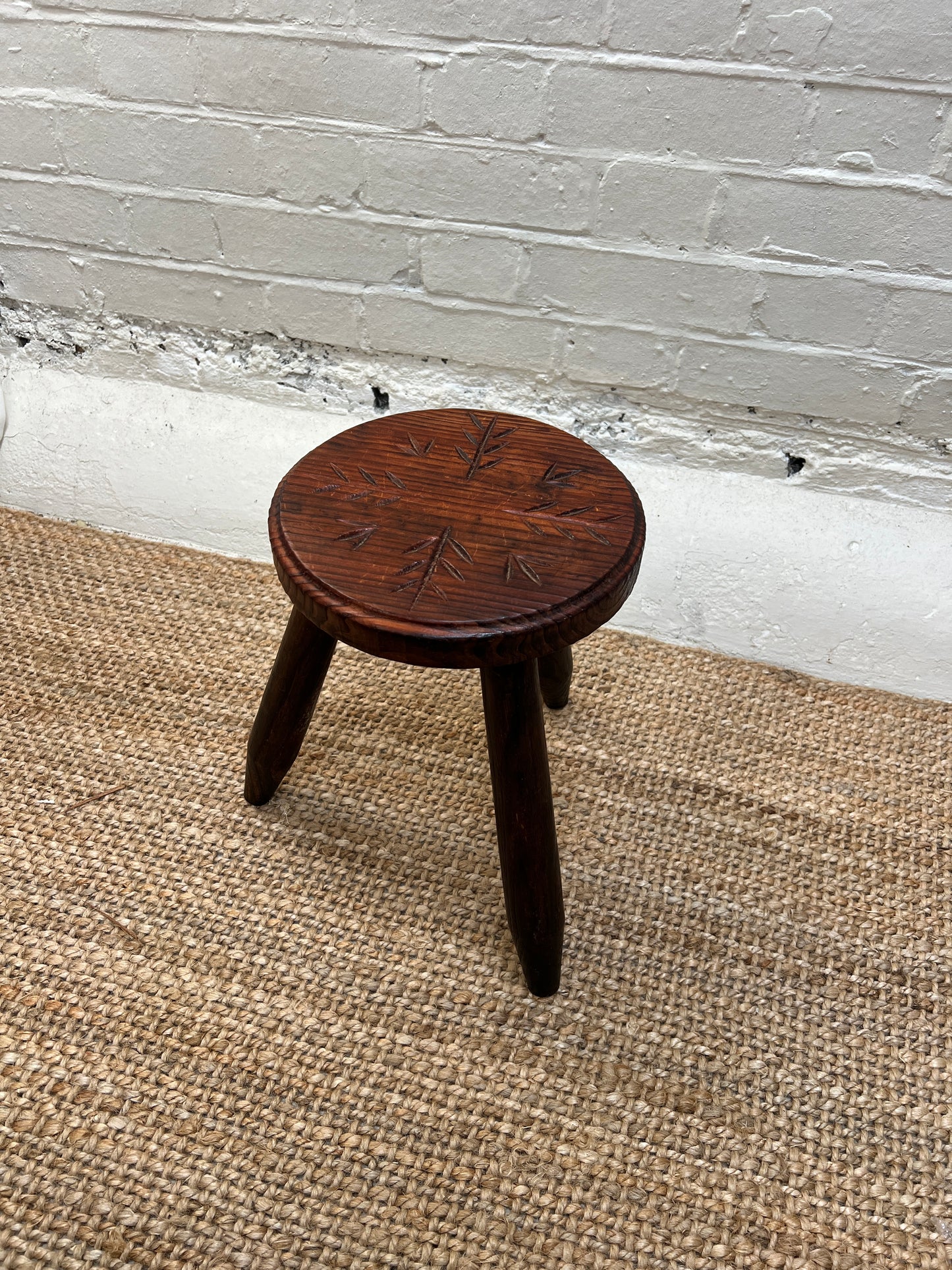 SMALL LEAF ROUND STOOL