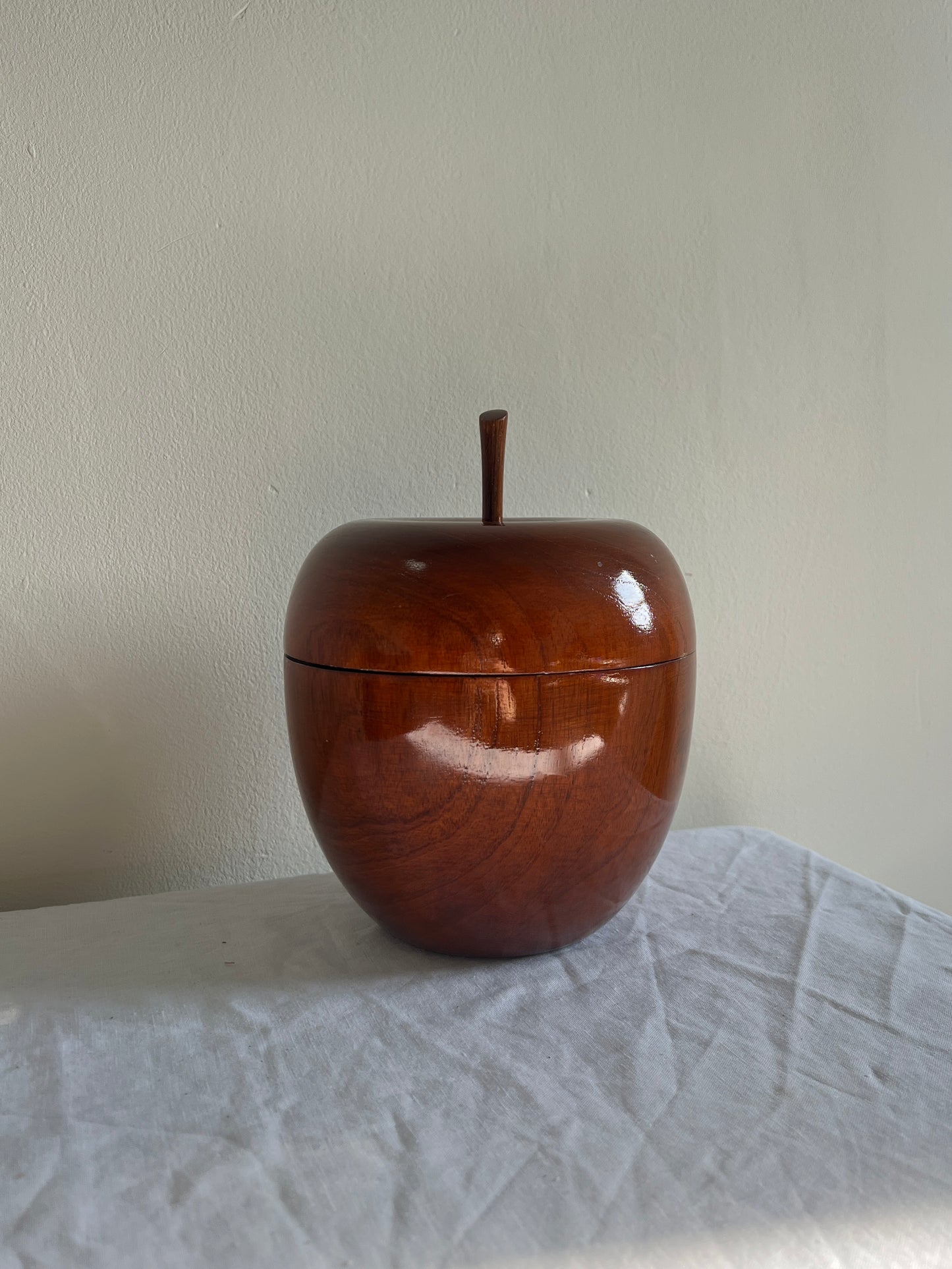 SHINY WOODEN APPLE