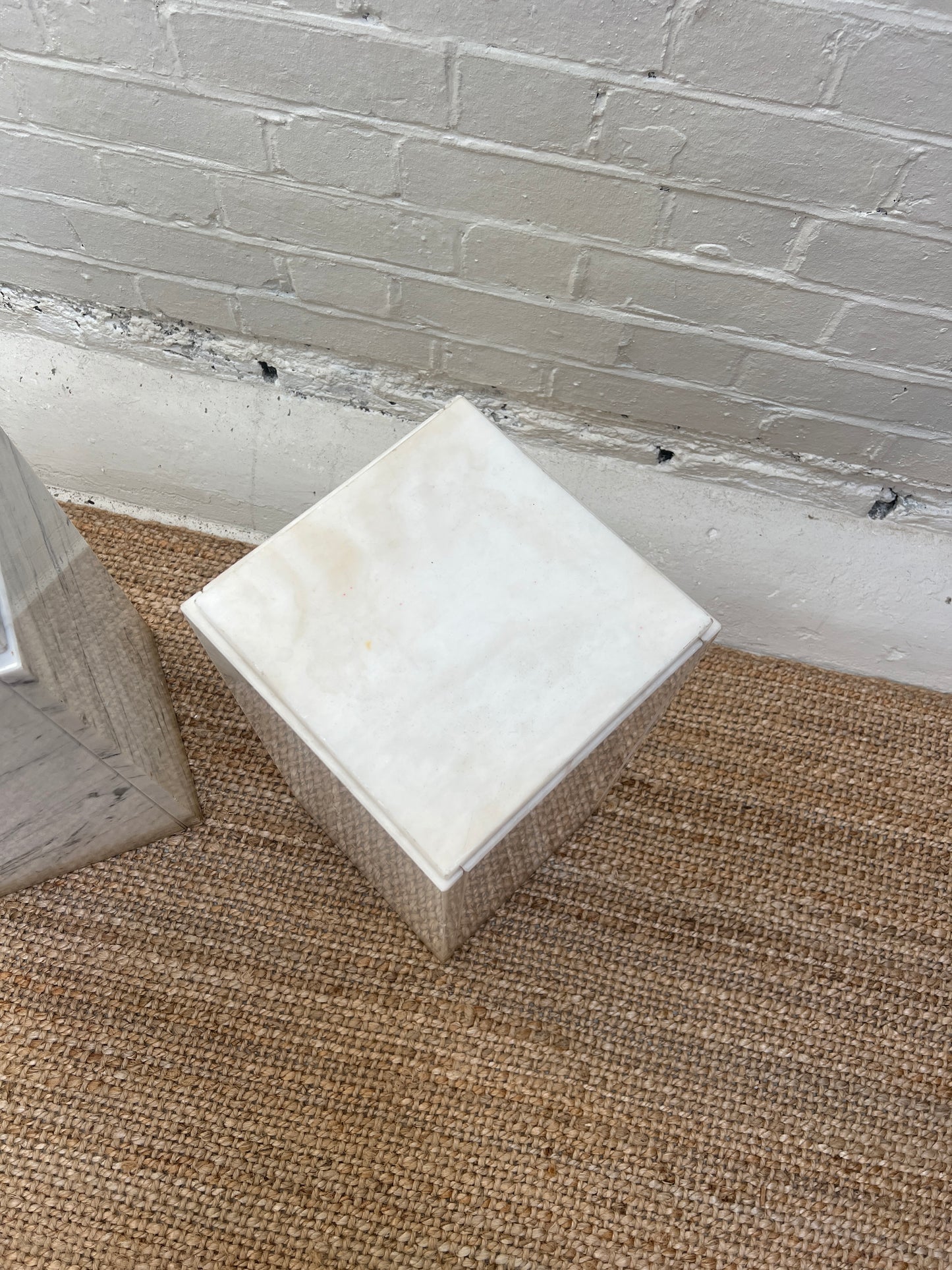 SMALL MARBLE PLINTH