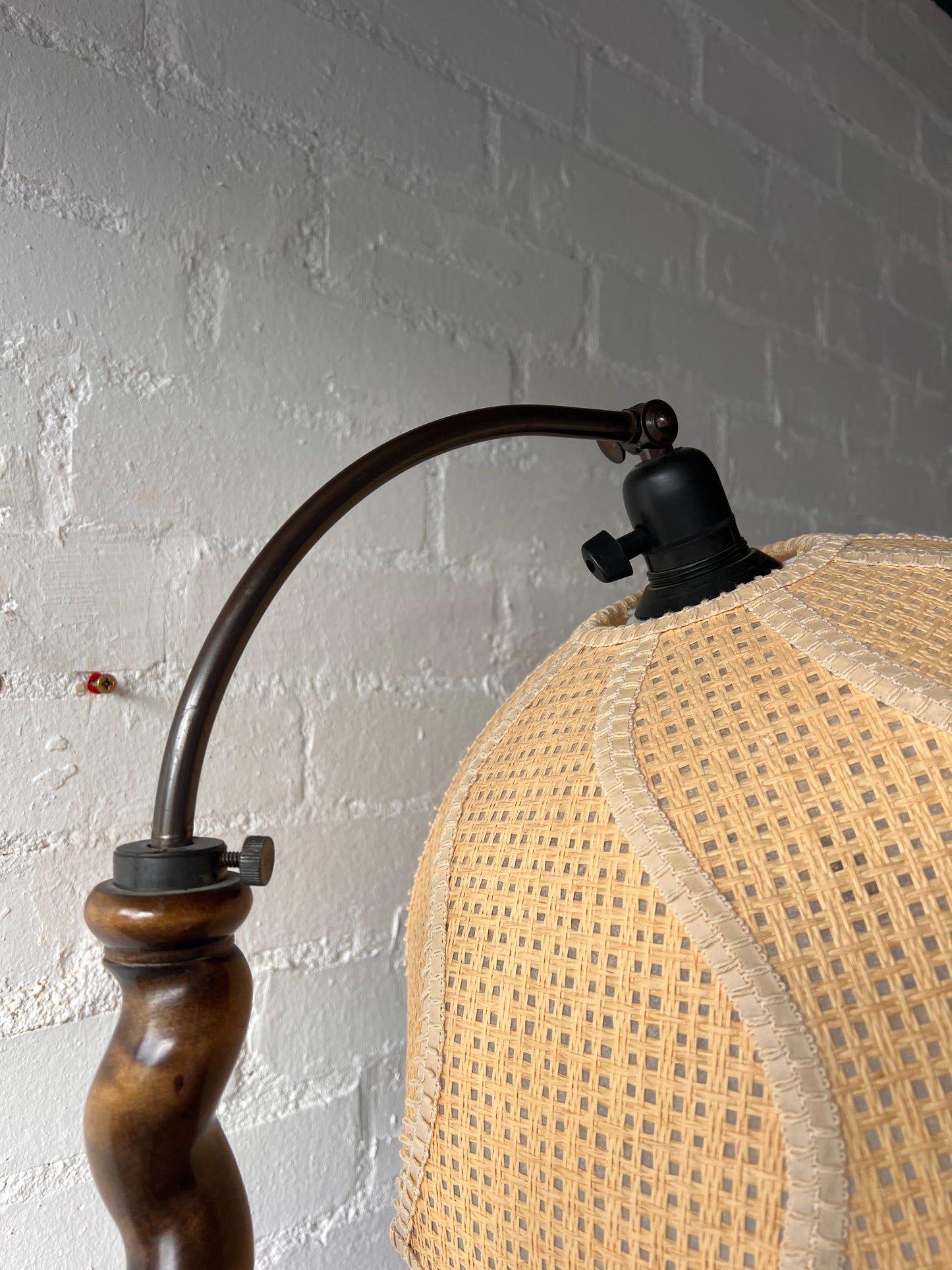 BROWN WIGGLE FLOOR LAMP WITH PETAL SHADE