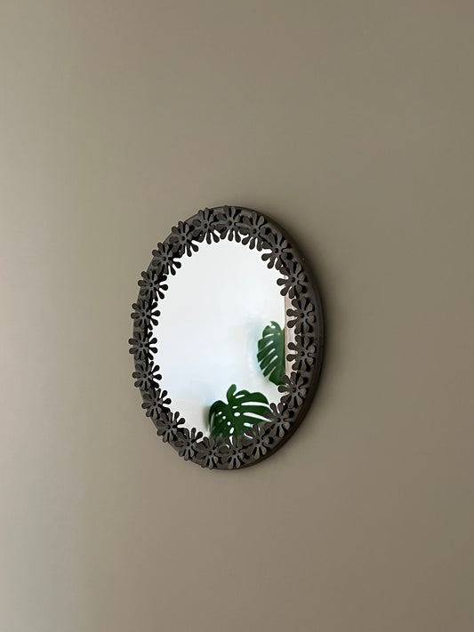 70S ROUND SILVER DAISY MIRROR