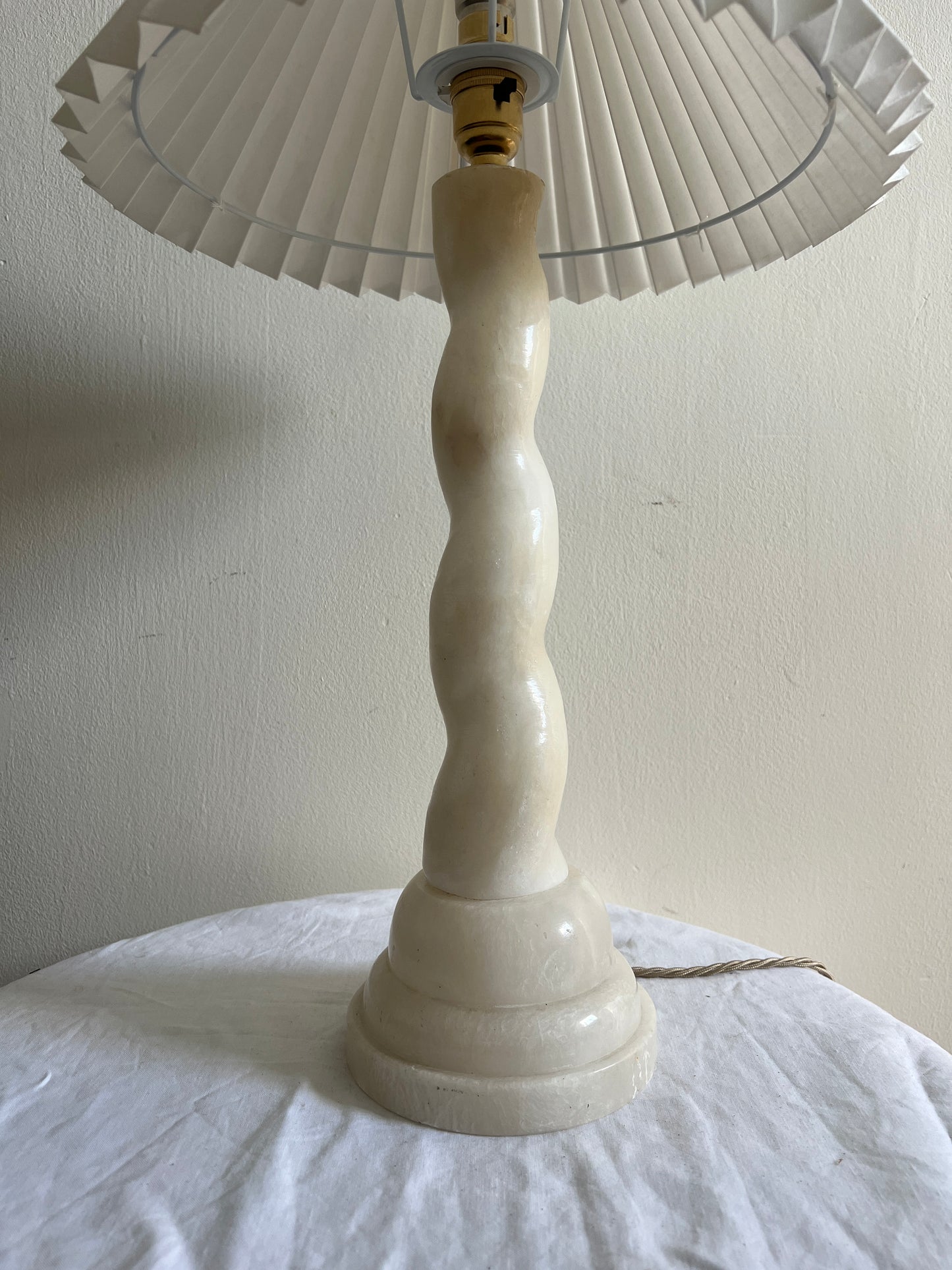 STONE TWISTED TABLE LAMP