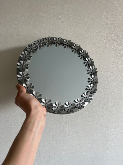 70S ROUND SILVER DAISY MIRROR