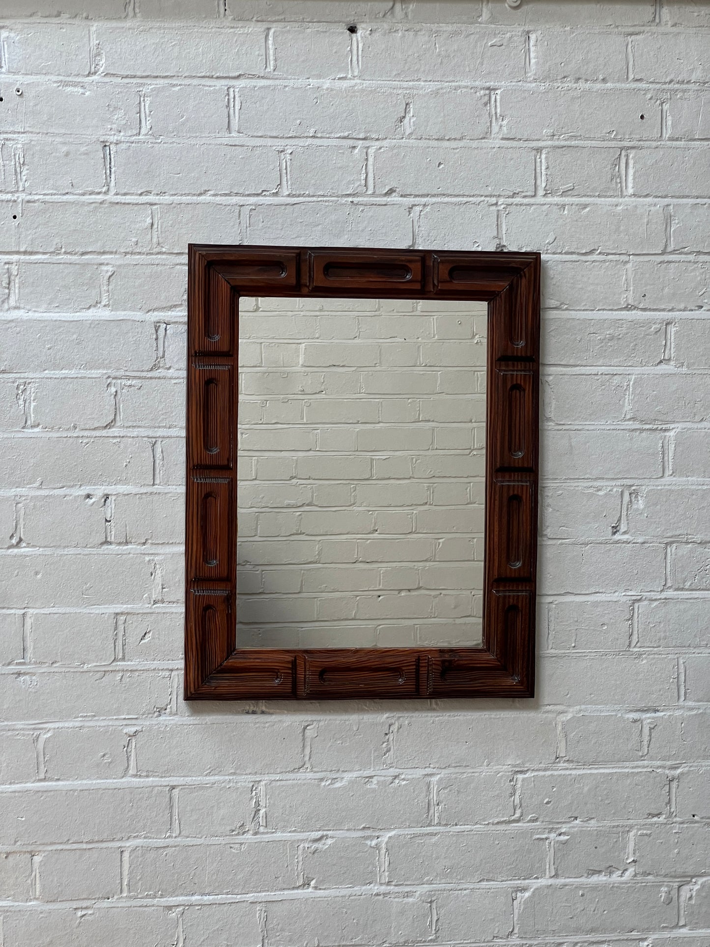 GLOSSY CARVED MIRROR