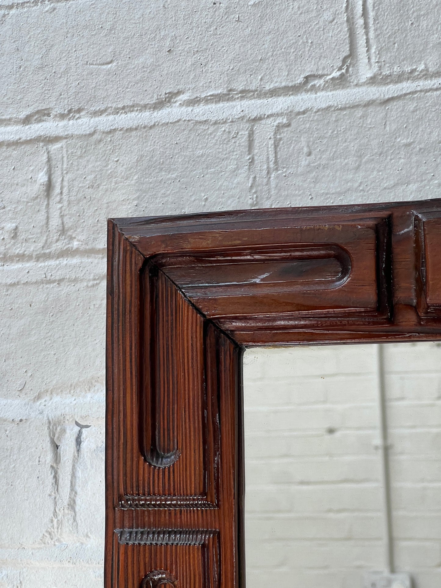 GLOSSY CARVED MIRROR