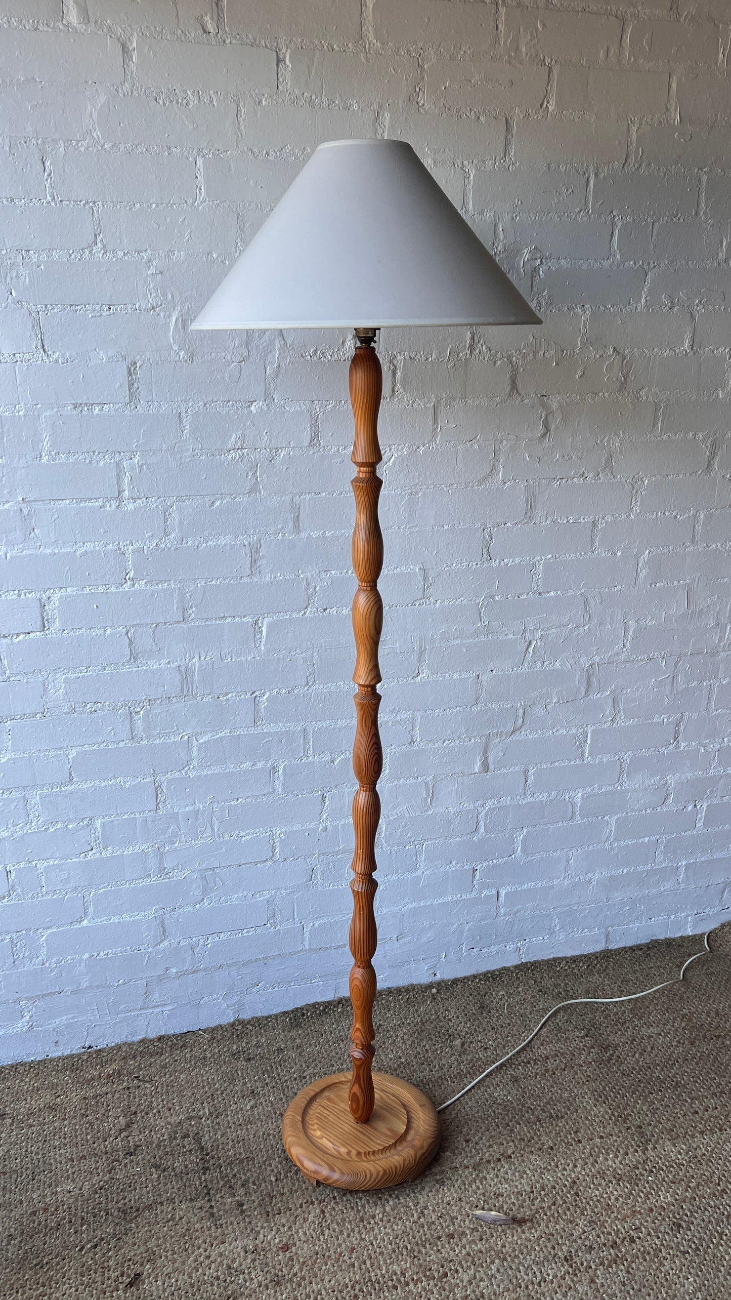 70S WOODEN TURNED FLOOR LAMP