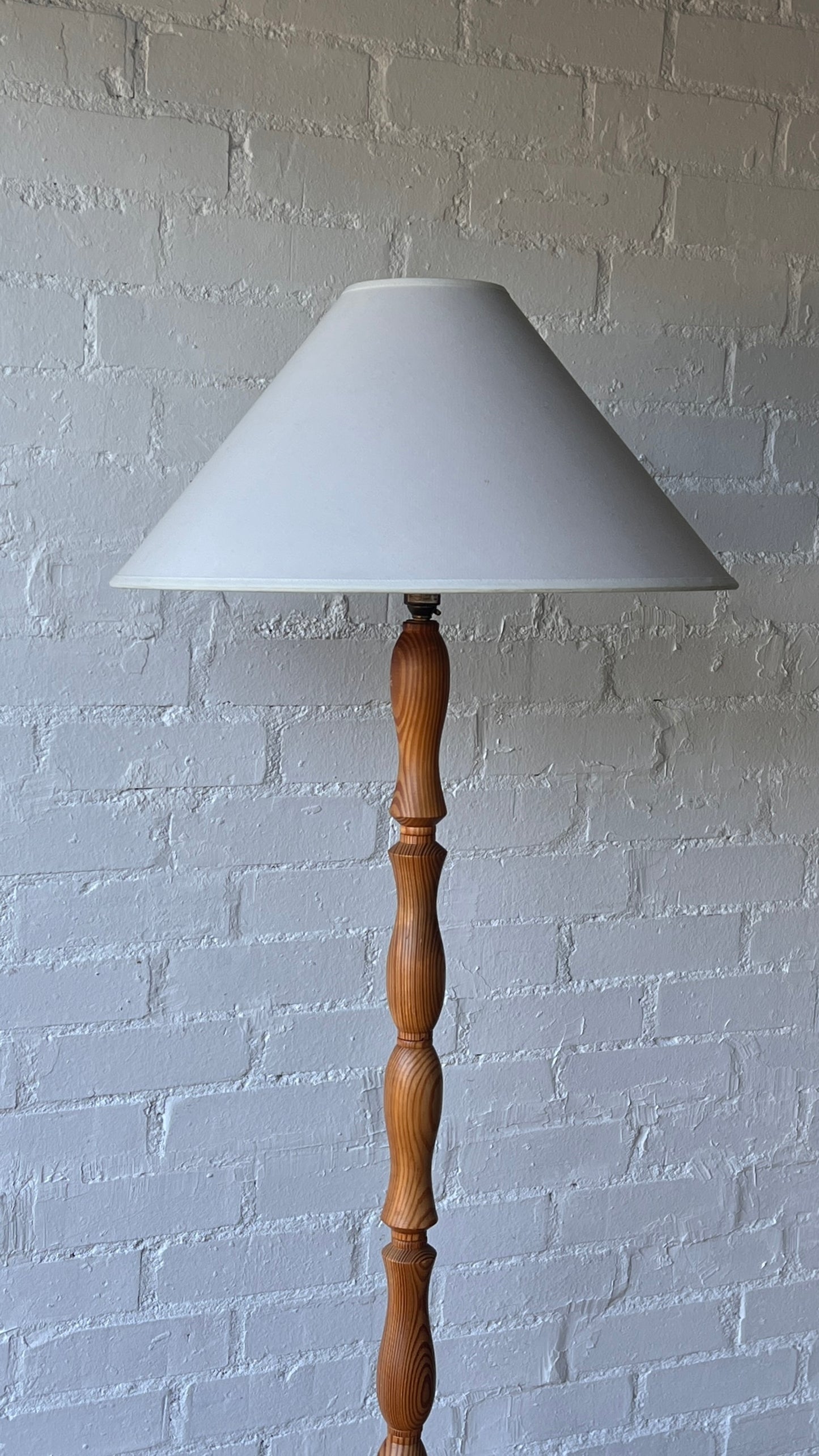 70S WOODEN TURNED FLOOR LAMP