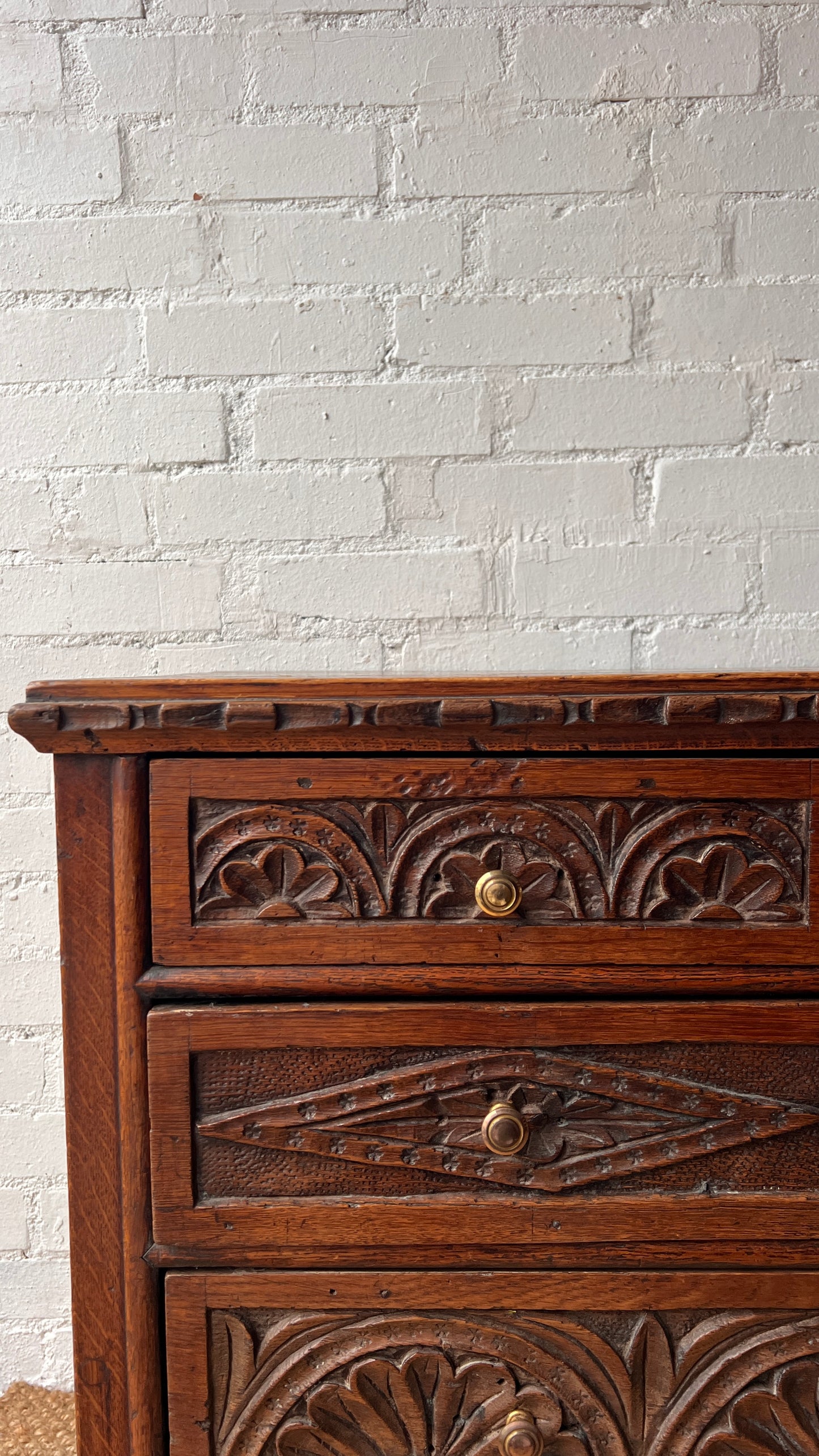 ANTIQUE CARVED CHEST OF DRAWERS