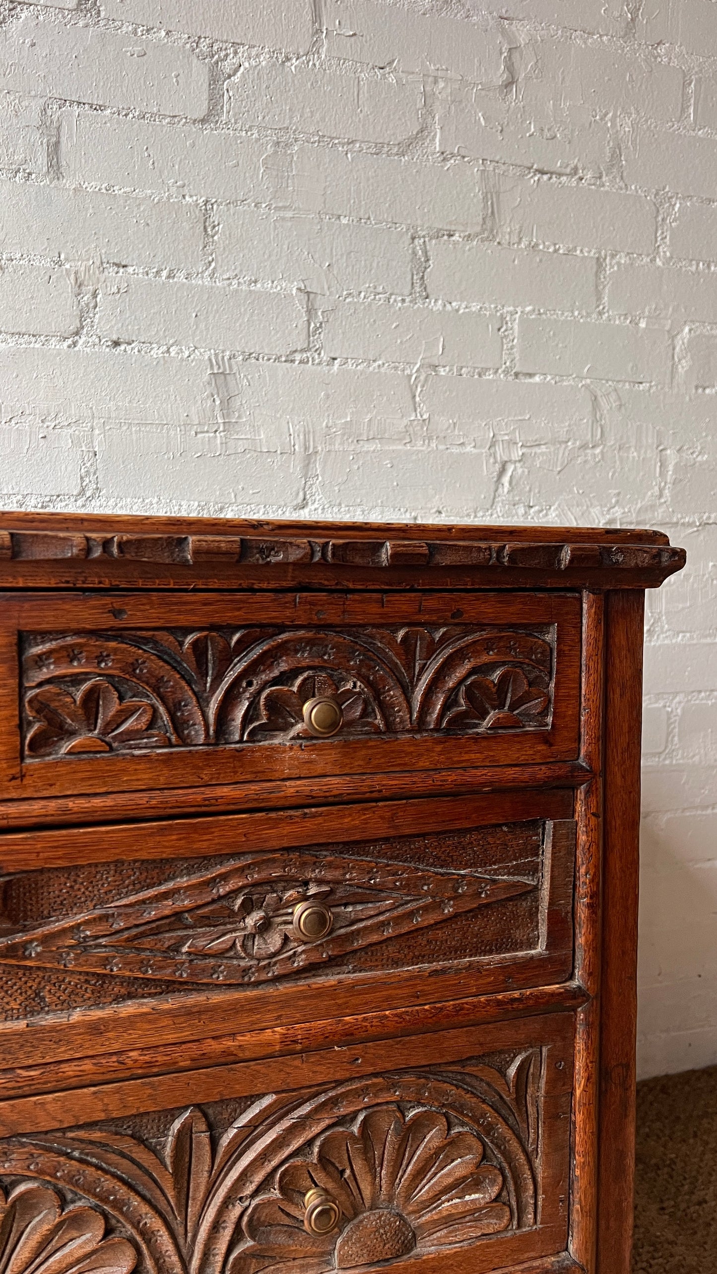 ANTIQUE CARVED CHEST OF DRAWERS