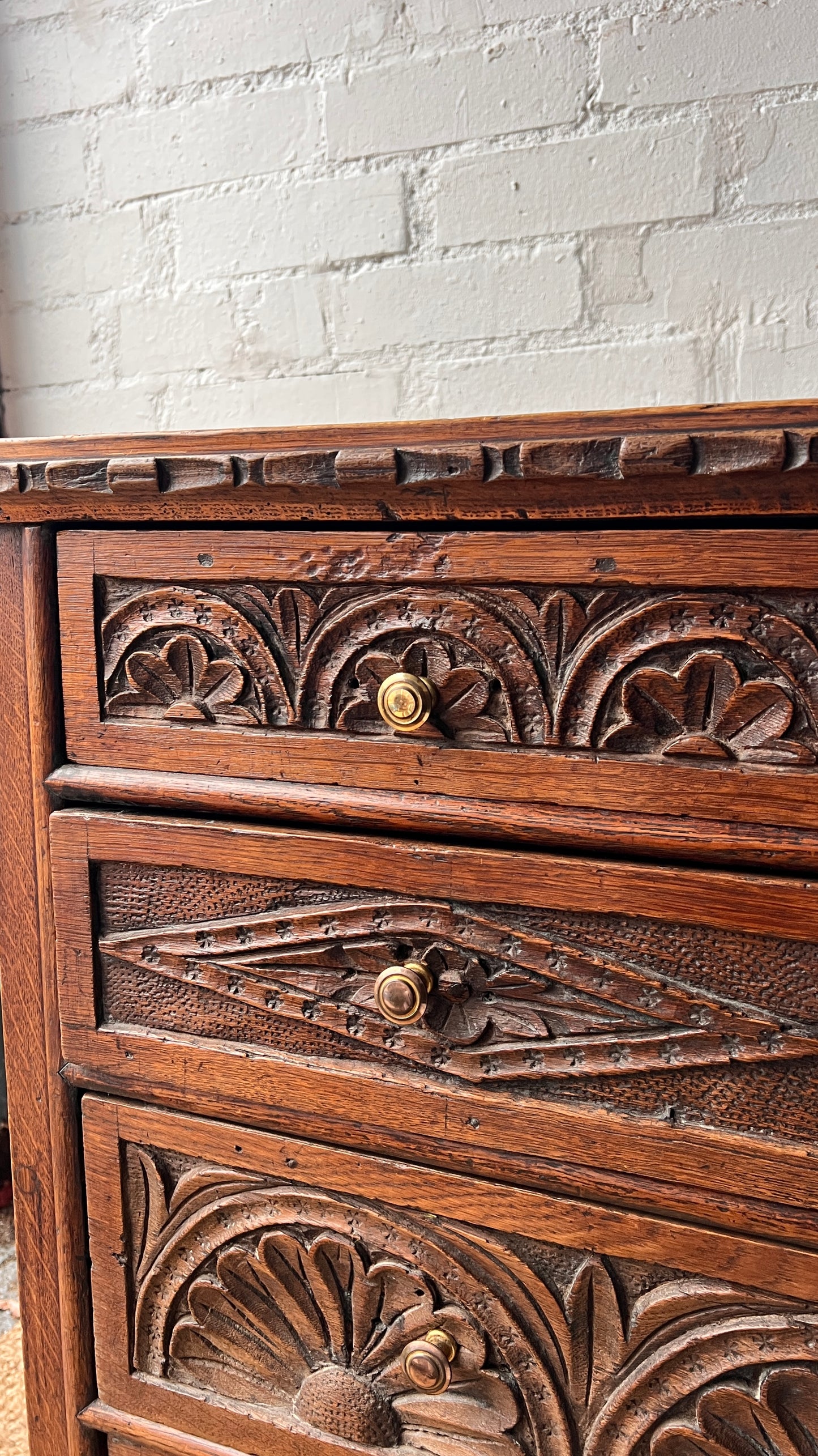 ANTIQUE CARVED CHEST OF DRAWERS