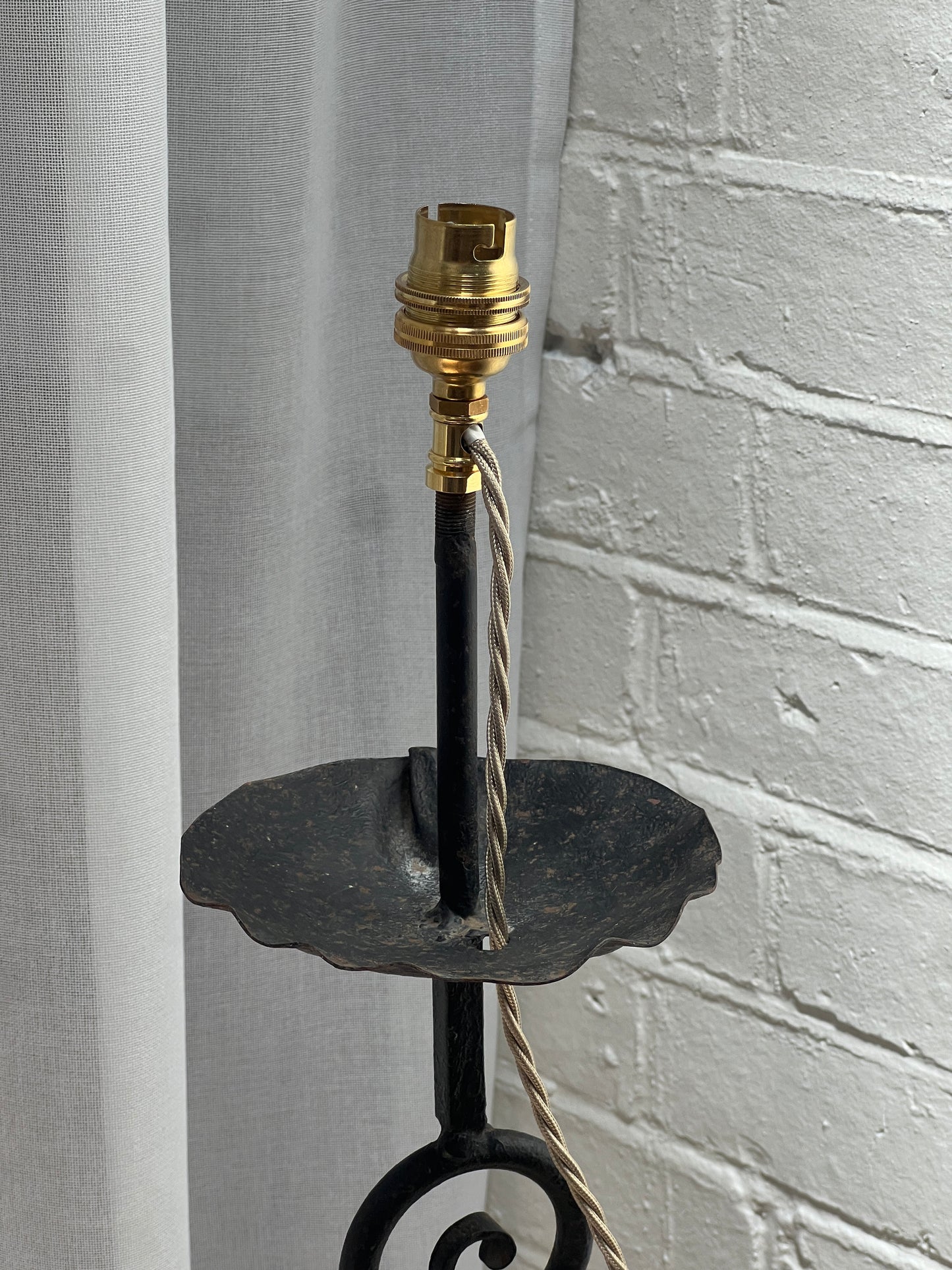 IRON SPRIAL TABLE LAMP