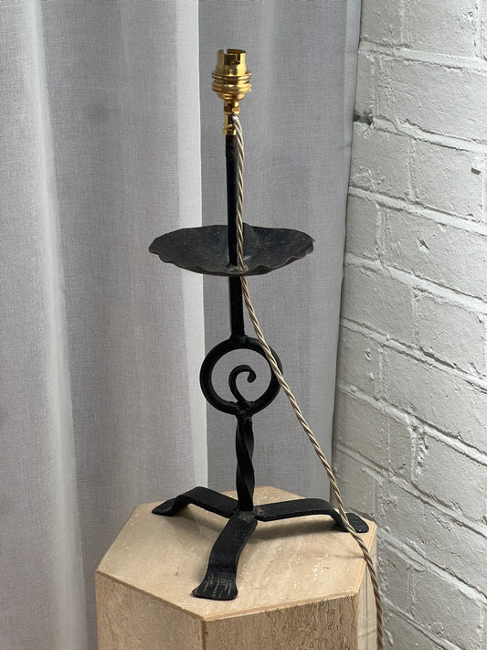 IRON SPRIAL TABLE LAMP