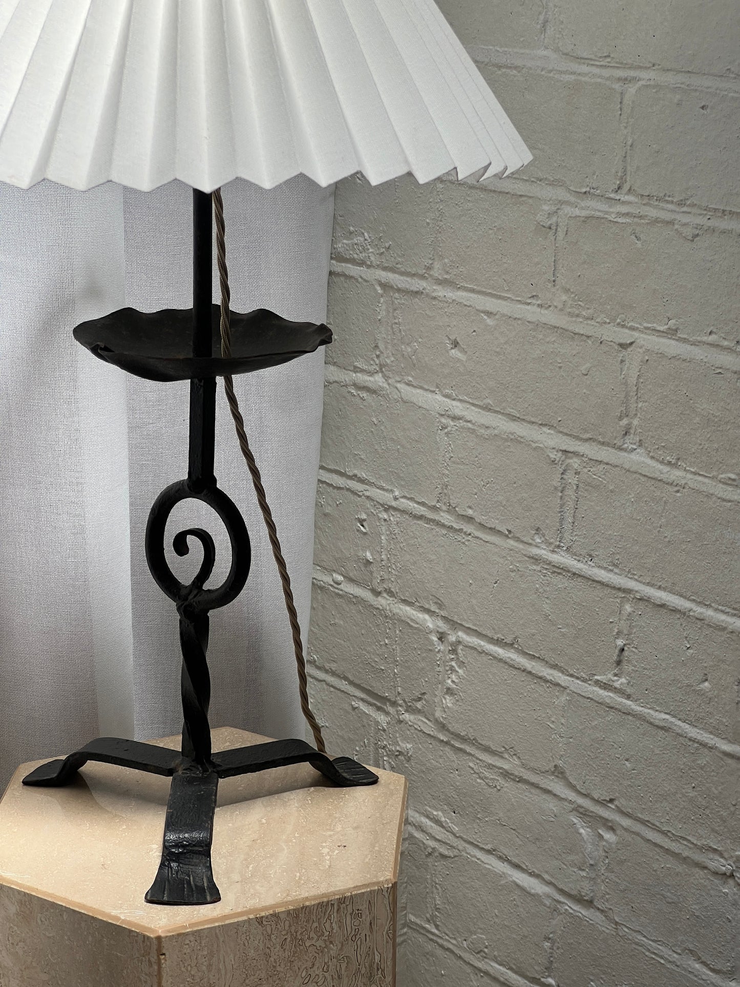 IRON SPRIAL TABLE LAMP