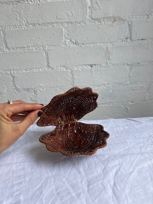 WICKER CLAM SHELL