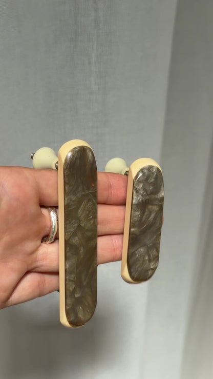 MID CENTURY CREAM & BROWN HANDLES - LARGE